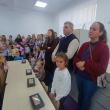 Părinți și copii prezenți la inaugurarea grădiniței