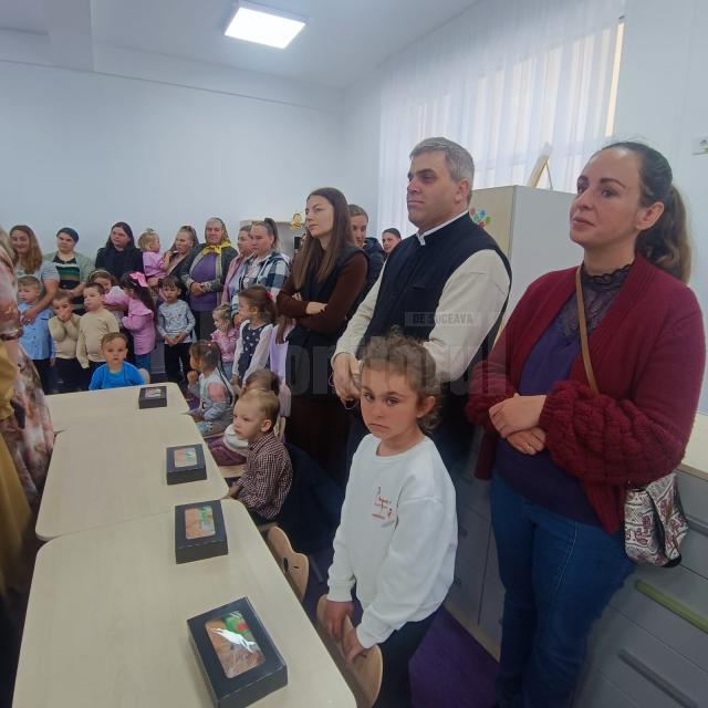 Părinți și copii prezenți la inaugurarea grădiniței