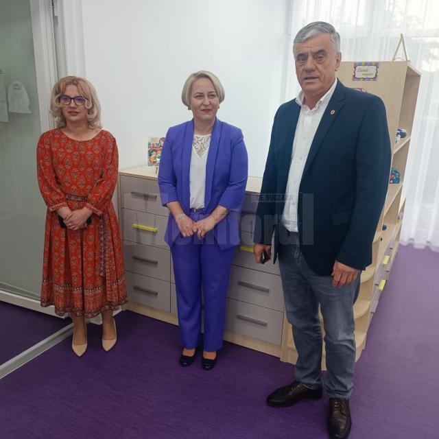 Directoarea grădiniței, viceprimarul și primarul din Dumbrăveni