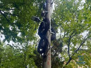 Pentru demararea unui proiect de îngropare a cablurilor care stau acum pe stâlpi, Primăria Suceava cheamă la discuții toți operatorii care dețin rețele de comunicații electronice
