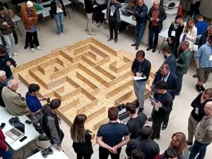 Secventa din desfasurarea concursului Hard&Soft , cu circuitul labirint in care se testa proba practică