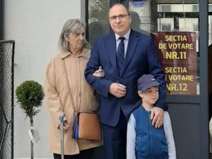 Rectorul USV, prof. univ. dr. Mihai Dimian, la vot împreună cu fiul și mama soției sale
