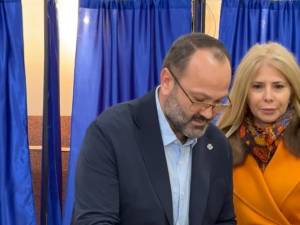 Cătălin Axinte s-a prezentat la urne împreună cu soția sa