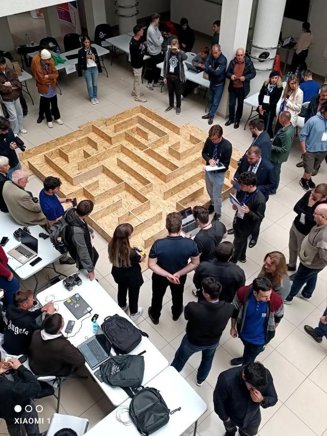 Secvență din desfășurarea concursului Hard&Soft, cu circuitul labirint în care se testa proba practică