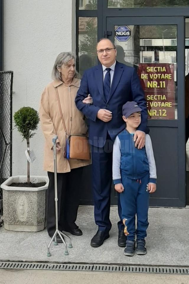 Rectorul USV, prof. univ. dr. Mihai Dimian, la vot împreună cu fiul și mama soției sale