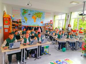 20 de laptopuri oferite gratuit elevilor din clasa a II-a de la Școala Gimnazială „Bogdan Vodă” Rădăuți