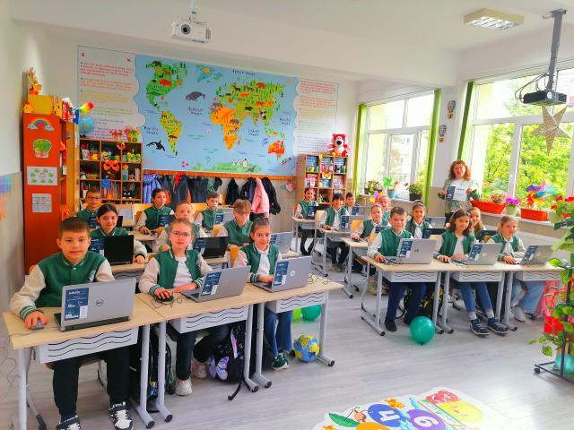 20 de laptopuri oferite gratuit elevilor din clasa a II-a de la Școala Gimnazială „Bogdan Vodă” Rădăuți