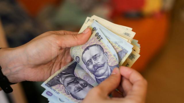 Angajată a unui hipermarket, escrocată cu 4.900 de lei de un fals coleg