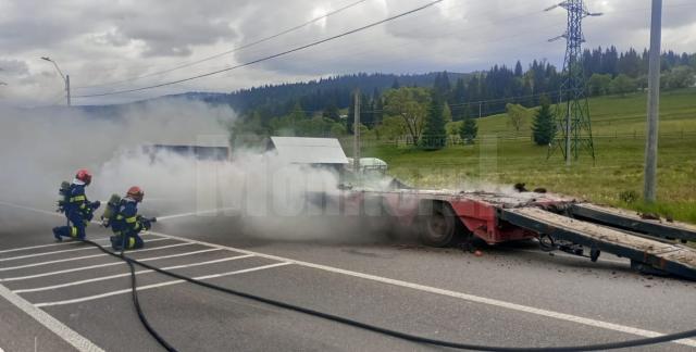 Incendiu în trafic, la platforma unui autotren care transporta un excavator