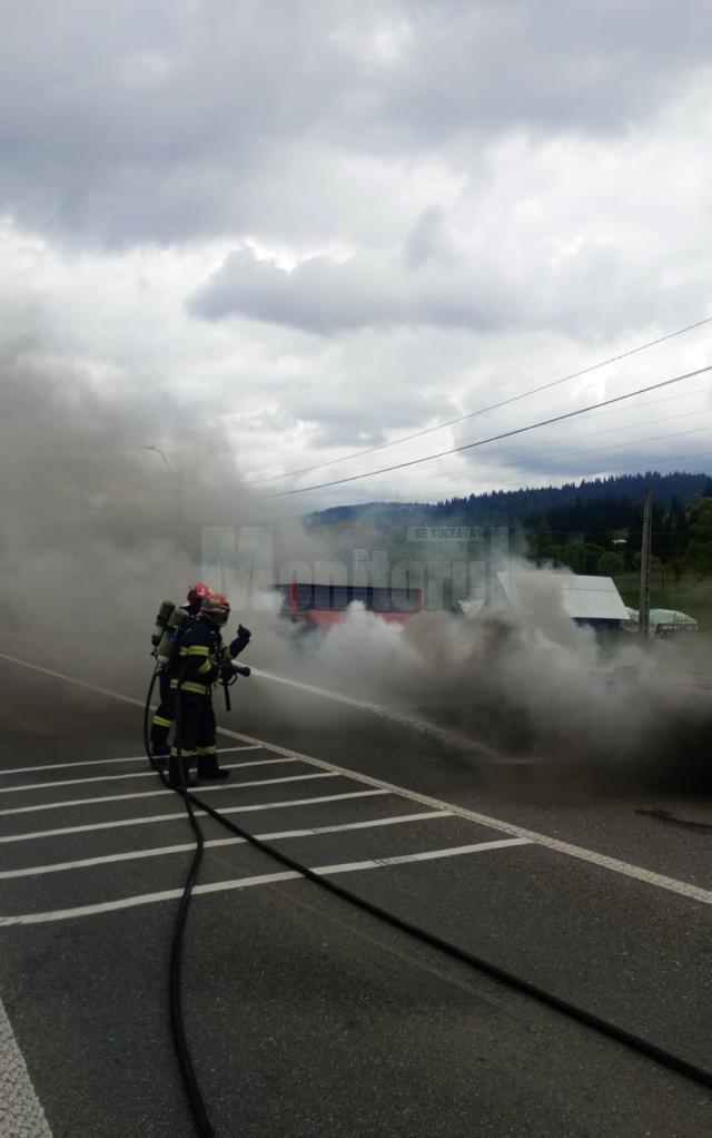 Incendiu în trafic, la platforma unui autotren care transporta un excavator