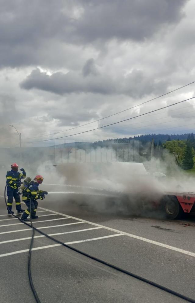 Incendiu în trafic, la platforma unui autotren care transporta un excavator