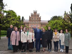 Rectorul USV, Mihai Dimian, împreună cu oaspeți și gazde ale întâlnirii, în fața Universităţii din Cernăuţi