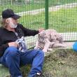 Dorin Șoimaru și dr. veterinar Gabriel Gașpar, cu doi dintre tigrii albi aduși la colțul zoologic de la Zaharești - Arca lui Noe