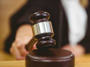 Două condamnări cu executare într-un jaf înscenat ca-n filme, la o sală de jocuri. Foto Shutterstock