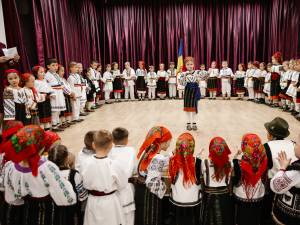 Tradiții autentice, dansuri populare și costume din trei județe ale țării, la Festivalul „Hai la hora mare”, ediția a VIII-a, la Gălănești. Foto Constantin Galan