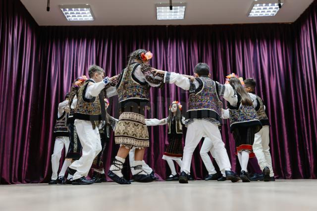 Tradiții autentice, dansuri populare și costume din trei județe ale țării, la Festivalul „Hai la hora mare”, ediția a VIII-a, la Gălănești. Foto Constantin Galan