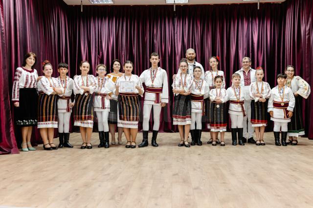 Tradiții autentice, dansuri populare și costume din trei județe ale țării, la Festivalul „Hai la hora mare”, ediția a VIII-a, la Gălănești. Foto Constantin Galan