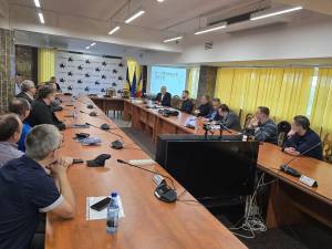 Ședință cu operatorii de comunicații care au cabluri pe stâlpi