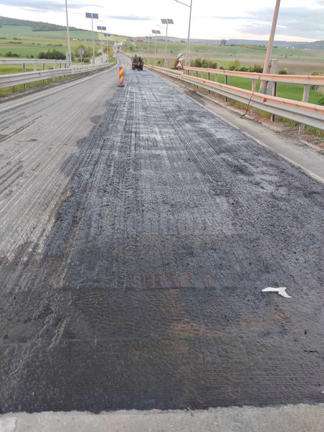 A început turnarea de covor asfaltic pe șoseaua de centură a Sucevei, sectorul Zidul Morții – Pătrăuți