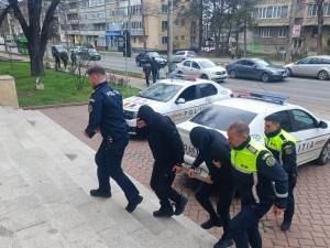 Hoții care ar fi furat 1,4 milioane de euro din casa unui notar