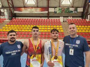 Cei doi sportivi medaliați și antrenorii lor