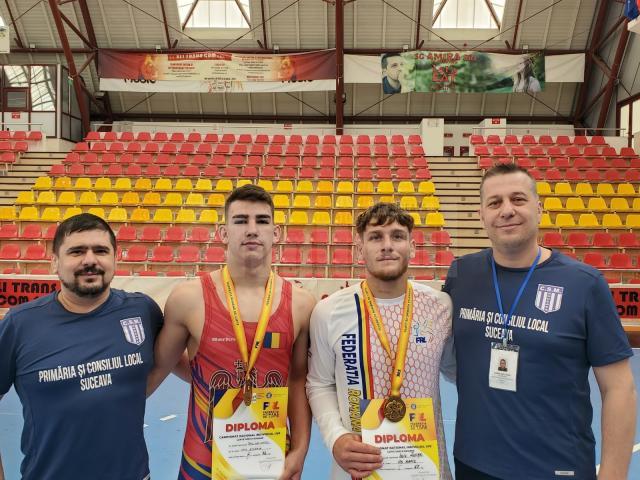 Cei doi sportivi medaliați și antrenorii lor