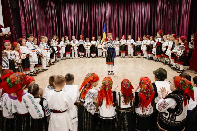 Tradiții autentice, dansuri populare și costume din trei județe ale țării, la Festivalul „Hai la hora mare”, ediția a VIII-a, la Gălănești. Foto Constantin Galan