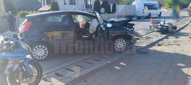 A intrat cu motocicleta pe contrasens, într-o mașină, și a fost proiectat la 20 de metri distanță