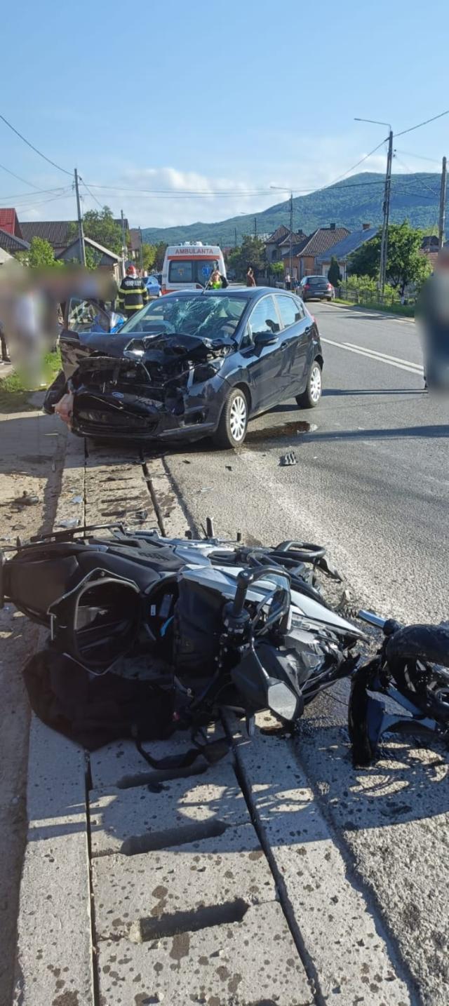 A intrat cu motocicleta pe contrasens, într-o mașină, și a fost proiectat la 20 de metri distanță