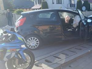 Tânărul intrat cu motocicleta într-o mașină și proiectat la 20 de metri distanță are leziuni foarte complicate
