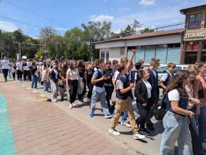 Peste 2.200 de elevi suceveni din tot județul și 130 de cadre didactice au participat joi la Marșul „Antiviolență, antidrog, antitutun”