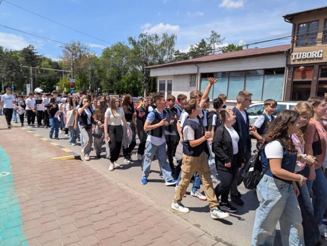 Peste 2.200 de elevi suceveni din tot județul și 130 de cadre didactice au participat joi la Marșul „Antiviolență, antidrog, antitutun”