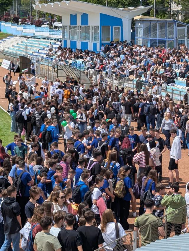Peste 2.200 de elevi suceveni din tot județul și 130 de cadre didactice au participat joi la Marșul „Antiviolență, antidrog, antitutun”