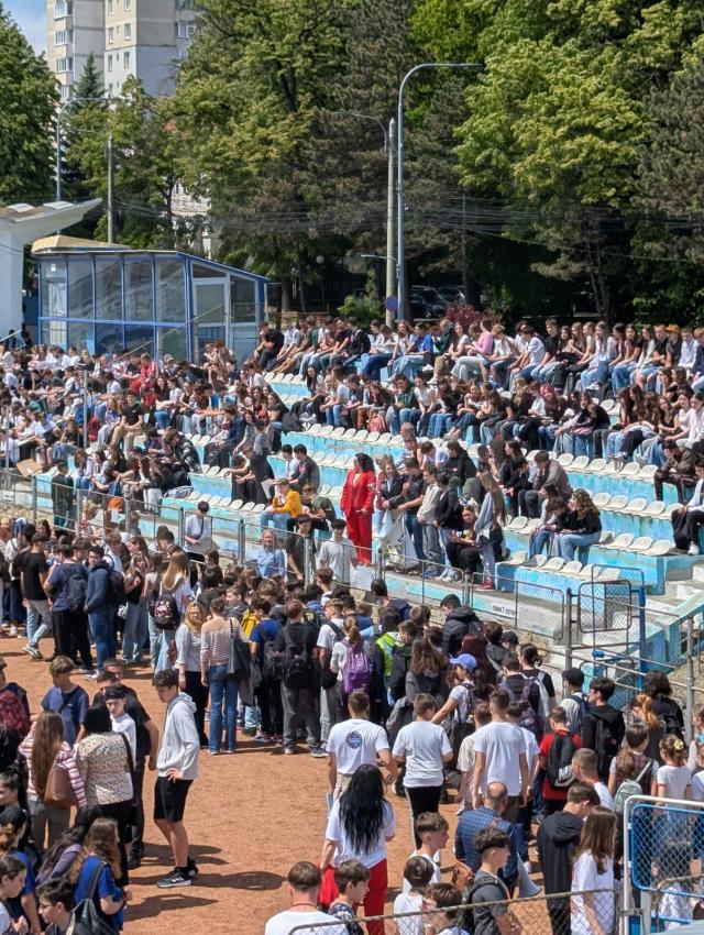Peste 2.200 de elevi suceveni din tot județul și 130 de cadre didactice au participat joi la Marșul „Antiviolență, antidrog, antitutun”