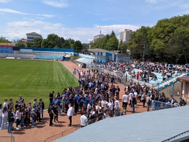 Peste 2.200 de elevi suceveni din tot județul și 130 de cadre didactice au participat joi la Marșul „Antiviolență, antidrog, antitutun”
