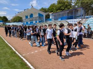 Peste 2.200 de elevi suceveni din tot județul și 130 de cadre didactice au participat joi la Marșul „Antiviolență, antidrog, antitutun”