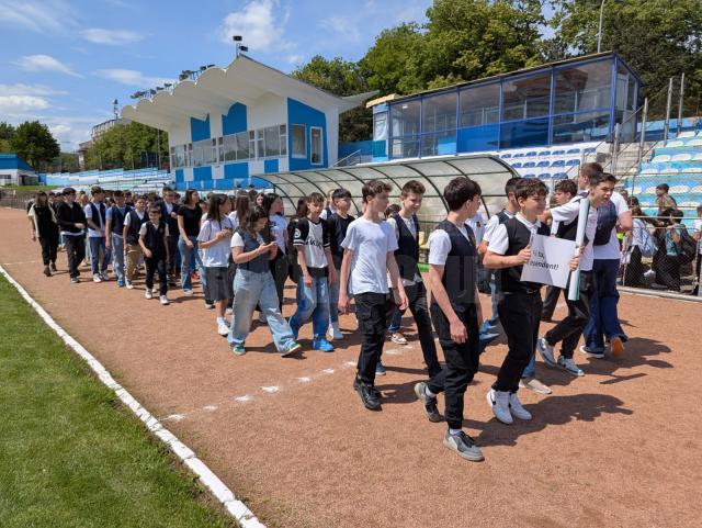 Peste 2.200 de elevi suceveni din tot județul și 130 de cadre didactice au participat joi la Marșul „Antiviolență, antidrog, antitutun”