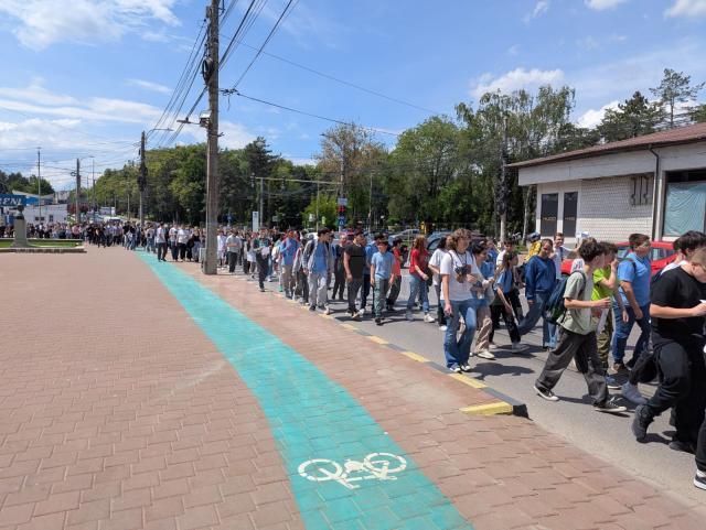 Peste 2.200 de elevi suceveni din tot județul și 130 de cadre didactice au participat joi la Marșul „Antiviolență, antidrog, antitutun”