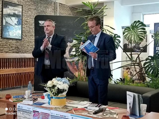 Deschiderea salonului de Carte Alma Mater Librorum de catre prorectorul USV, prof. univ. dr. Mircea A. Diaconu