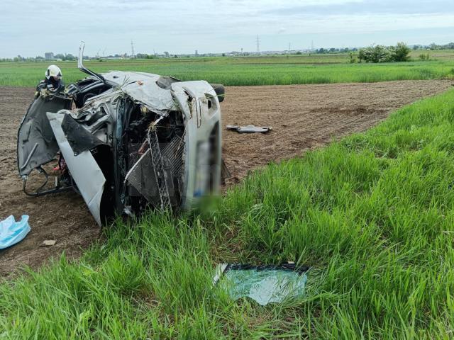 Un șofer în vârstă de 76 de ani s-a răsturnat cu mașina pe un câmp