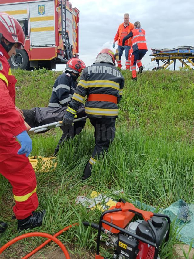 Un șofer în vârstă de 76 de ani s-a răsturnat cu mașina pe un câmp