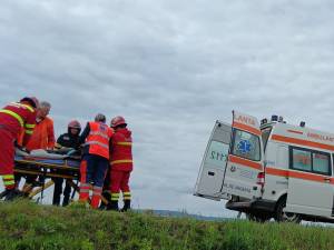 Un șofer în vârstă de 76 de ani s-a răsturnat cu mașina pe un câmp