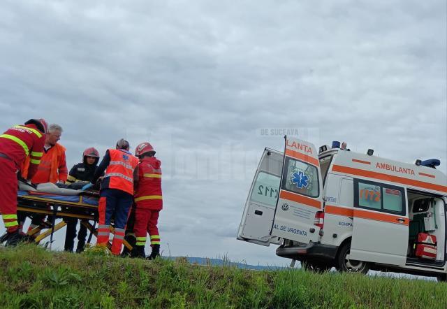 Un șofer în vârstă de 76 de ani s-a răsturnat cu mașina pe un câmp