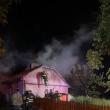 Un incendiu pornit de la un bec folosit la încălzirea puilor a băgat în spital două ...
