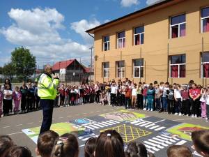 Peste 1.500 de elevi și profesori au aflat că ”tăcerea e tot violență”