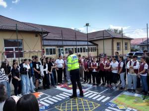 Peste 1.500 de elevi și profesori au aflat că ”tăcerea e tot violență”