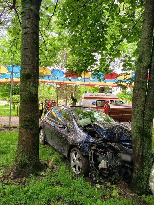O maşină scăpată de sub control s-a oprit într-un copac din Parcul Central Rădăuţi