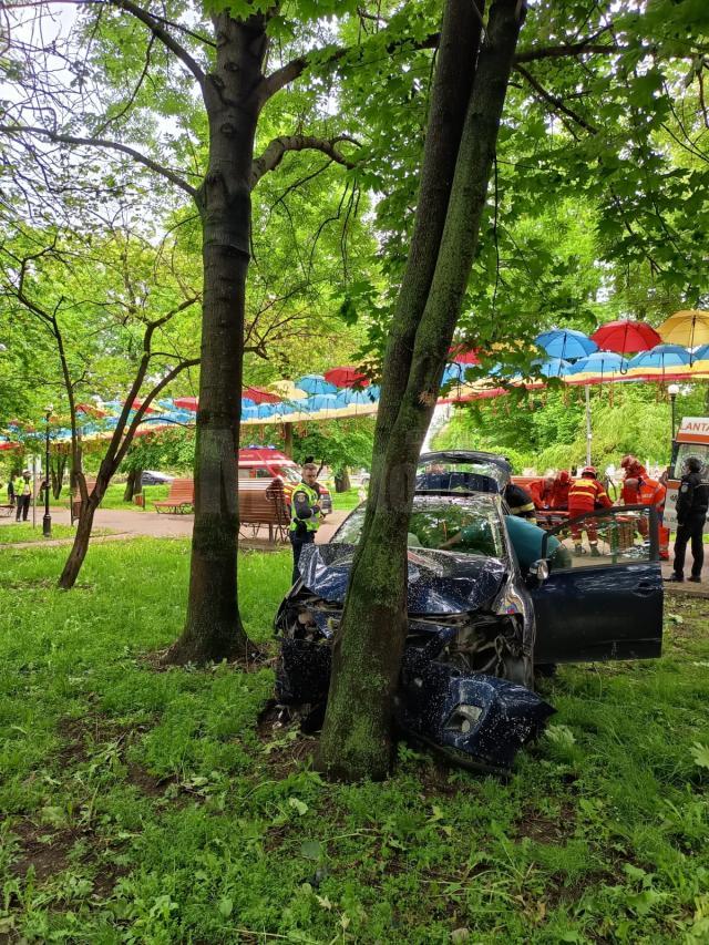 O maşină scăpată de sub control s-a oprit într-un copac din Parcul Central Rădăuţi