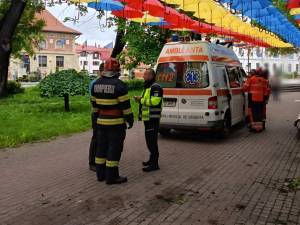 O maşină scăpată de sub control s-a oprit într-un copac din Parcul Central Rădăuţi