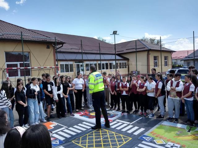 Peste 1.500 de elevi și profesori au aflat că ”tăcerea e tot violență”